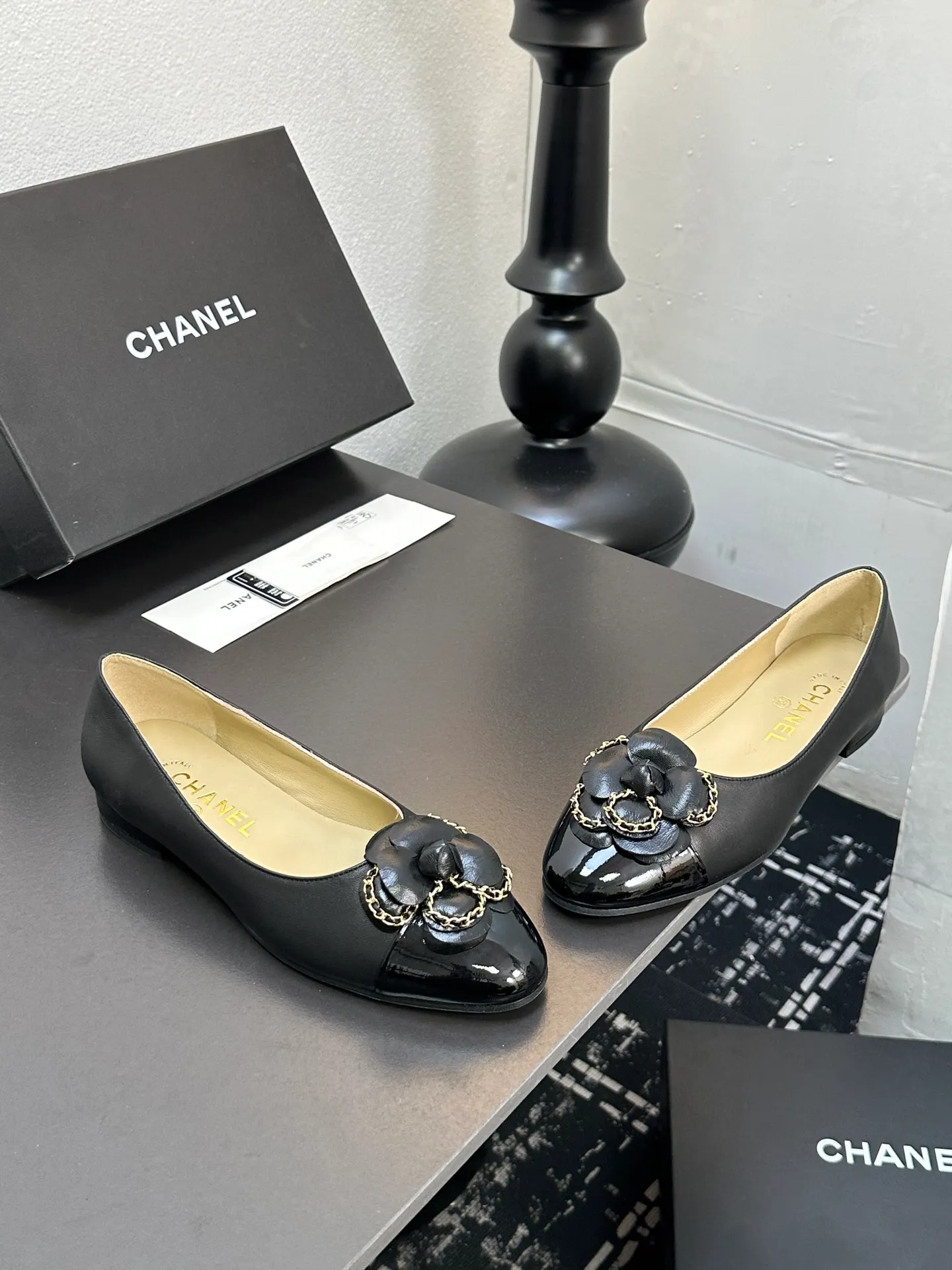 👟👟Ex-factory price 600👟👟 CHANEL｜Chanel Chanel 25C early spring new product Camellia series flat shoes This season’s Camellia series is really beautiful😍 Grandma Xiang’s family has always had the elegant and ladylike temperament, full of high-end sense! It’s very nice on the feet~ Whether worn barefoot or paired with skirts or trousers, it’s very versatile! Incomparably beautiful! Extraordinarily fairy 🧚 Overwhelmingly girly‼ ️ The upper is made of imported lambskin, the lining is made of mixed sheepskin, and the Italian A-grade leather outsole Size: 35-39 (40/41 customized)